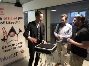 Goochelaar tijdens jubileum meetup Utrecht JUG