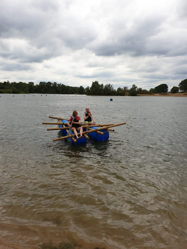 Varen op het gebouwde vlot